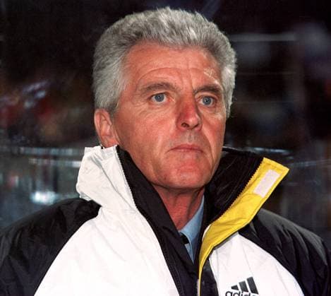 Erich Ribbeck, Teamchef der deutschen Nationalmannschaft, im Porträt Fußball Qualifikation Herren EM-Qualifikation 1998 1999, Europameisterschaftsqualifikation, Länderspiel: BR Deutschland Porträt Frankenstadion Nürnberg Nachdenklichkeit,