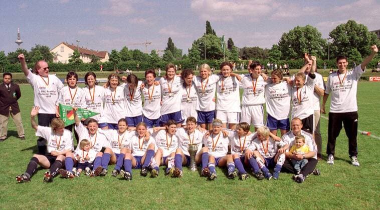Jubelnde Frankfurter Spielerinnen nach dem Gewinn der Deutschen Meisterschaft, u.a.: Birgit Prinz, Doris Fitschen, Pia Wunderlich, Claudia Müller, Katrin Kliehm, Monika Meyer Fußball 1. BL Damen Frauen, Frauenfußball, Saison 1998 1999: 1. FFC Frankfurt Totale Frankfurt M. Harmonie, Freude,