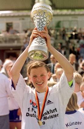 Pia Wunderlich mit dem Pokal nach dem Gewinn der Deutschen Meisterschaft Fußball 1. BL Damen Frauen, Frauenfußball, Saison 1998 1999: 1. FFC Frankfurt Porträt Frankfurt M. Freude,