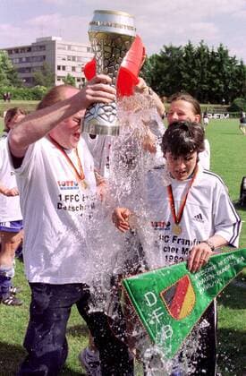 Manager Siegfried Dietrich mit dem Pokal nach dem Gewinn der Deutschen Meisterschaft bei einer eiskalten Dusche für ihn und Trainerin Monika Staab Fußball 1. BL Damen Frauen, Frauenfußball, Saison 1998 1999: 1. FFC Frankfurt Gruppe Frankfurt M. Begeisterung, Freude,
