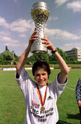 Trainerin Monika Staab ( 1.FFC) jubelnd mit dem Pokal Fußball 1. BL Damen Damenfußball 1998 1999, Frau, Frauen, Frauenfußball, Deutscher Meister, 1.FFC Frankfurt Einzelbild Frankfurt M. Glück, Freude, Begeisterung,
