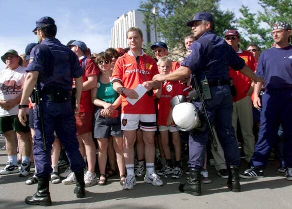 Polizisten nehmen Sicherheitskontrollen bei den Fußballfans von ManU vor Fußball EC 1 Herren Champions League 1998 1999, Finale, Endspiel, Manchester United (England) Gruppe Stadion Nou Camp Barcelona Ruhe, Harmonie,