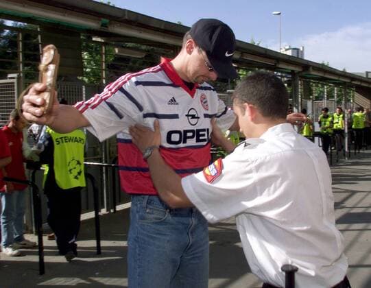 Polizist bei der Personenkontrolle an einem Bayernfan Fußball EC 1 Herren Champions League 1998 1999, Finale, Endspiel, FC Bayern München (Deutschland) Gruppe Stadion Nou Camp Barcelona