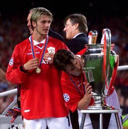 Gary Neville (ManU) küßt den Pokal, David Beckham (li.) strahlt Fußball EC 1 Herren Champions League 1998 1999, Finale, Endspiel, Manchester United (England) Gruppe Stadion Nou Camp Barcelona Glück, Freude, Begeisterung,