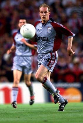 Mario Basler (Bayern) fixiert den Ball Fußball EC 1 Herren Champions League 1998 1999, Finale, Endspiel, FC Bayern München 2:1 Einzelbild Stadion Nou Camp Barcelona Dynamik, Konzentration, Spannung,