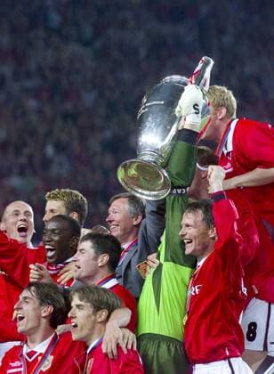 ManU jubelnd mit dem Pott, in der Mitte Trainer Alex Ferguson, vorn die Neville-Brüder Gary und Phil, re. Teddy Sheringham Fußball EC 1 Herren Champions League 1998 1999, Finale, Endspiel, Manchester United (England) Gruppe Stadion Nou Camp Barcelona Glück, Freude, Begeisterung,