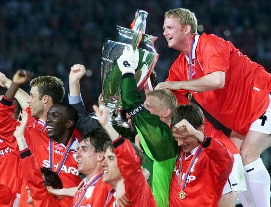 ManU Jubelnd mit dem Pott, am Pott Torhüter Peter Schmeichel, zentral Dwight Yorke, oben David May Fußball EC 1 Herren Champions League 1998 1999, Finale, Endspiel, Manchester United (England) Gruppe Stadion Nou Camp Barcelona Glück, Freude, Begeisterung,