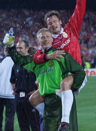 Torhüter Peter Schmeichel (ManU) trägt den als Joker eingewechselten Teddy Sheringham, der als Torschütze und Vorbereiter der Matchwinner war Fußball EC 1 Herren Champions League 1998 1999, Finale, Endspiel, Manchester United (England) Gruppe Stadion Nou Camp Barcelona Glück, Dynamik, Freude, Erschöpfung, Begeisterung,