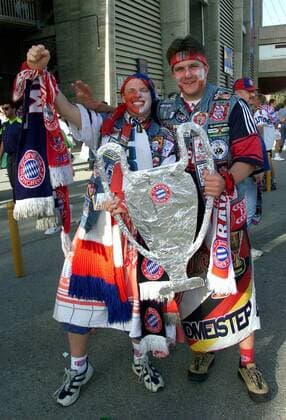 Zwei Bayern Fans jubeln schon vor dem Spiel Fußball EC 1 Herren Champions League 1998 1999, Finale, Endspiel, FC Bayern München Gruppe Stadion Nou Camp Barcelona Freude, Begeisterung,