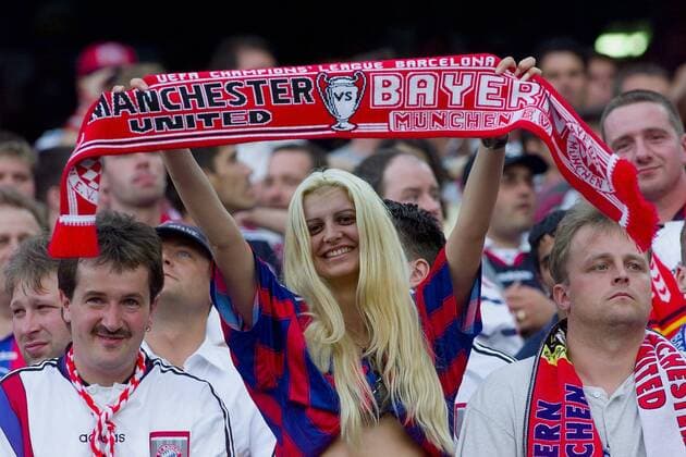 Weiblicher Fußballfan freut sich auf das Spiel Fußball EC 1 Herren Champions League 1998 1999, Finale, Endspiel, Manchester United (England) - FC Bayern München Gruppe Stadion Nou Camp Barcelona Glück, Freude, Begeisterung,