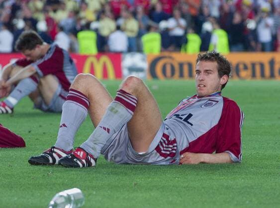 Mehmet Scholl (Bayern) am Boden Fußball EC 1 Herren Champions League 1998 1999, Finale, Endspiel, FC Bayern München Einzelbild Stadion Nou Camp Barcelona Enttäuschung, Nachdenklichkeit, Verzweiflung,