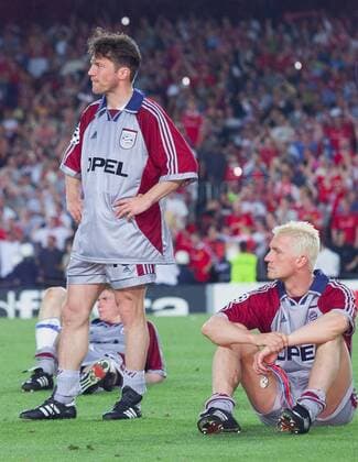 Lothar Matthäus (li.) und Thomas Strunz (beide Bayern) können das Desaster noch nicht fassen Fußball EC 1 Herren Champions League 1998 1999, Finale, Endspiel, FC Bayern München Gruppe Stadion Nou Camp Barcelona Enttäuschung, Nachdenklichkeit, Verzweiflung,
