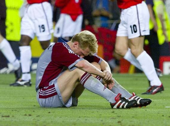 Stefan Effenberg (Bayern) am Boden Fußball EC 1 Herren Champions League 1998 1999, Finale, Endspiel, FC Bayern München Einzelbild Stadion Nou Camp Barcelona Enttäuschung, Verzweiflung,