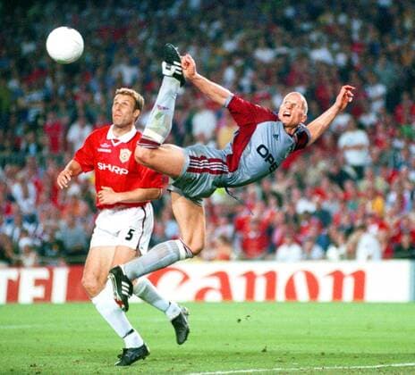 Carsten Jancker (Bayern) versucht spektakulär, mit der Hacke nachzusetzen, Ronny Johnsen (ManU) kann nur zuschauen Fußball EC 1 Herren Champions League 1998 1999, Finale, Endspiel, Manchester United (England ) - FC Bayern München 2:1 Gruppe Stadion Nou Camp Barcelona Dynamik, Anstrengung, Höhe, Kampf,