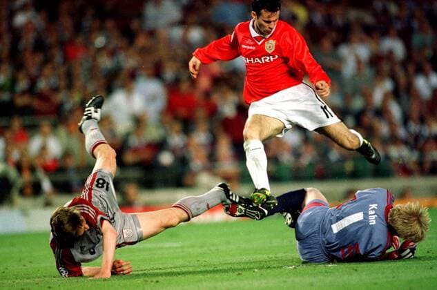 Torhüter Oliver Kahn (Bayern, re.) rettet vor Ryan Giggs (ManU, Mitte), Michael Tarnat (Bayern) mit einem Abflug Fußball EC 1 Herren Champions League 1998 1999, Finale, Endspiel, Manchester United (England) - FC Bayern München 2:1 Gruppe Stadion Nou Camp Barcelona Dynamik, Abwehr,