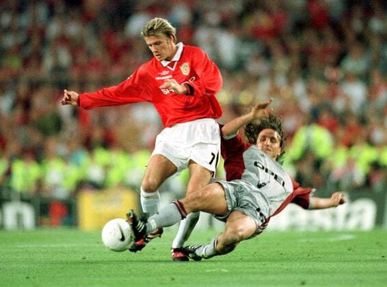 David Beckham (ManU) wird von Jens Jeremies (Bayern) mit einem sauberen Tackling vom Ball getrennt Fußball EC 1 Herren Champions League 1998 1999, Endspiel, Finale, Manchester United-FC Bayern München 2:1 Gruppe Barcelona Dynamik, Kampf,