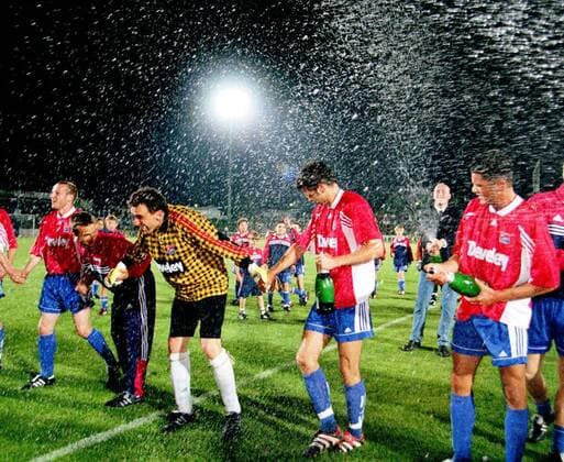 Torhüter Jürgen Wittmann (Mitte), Matthias Lust (2.v.r.) und Abdelaziz Ahanfouf (re., alle Unterhaching) jubeln nach dem gesicherten Aufstieg Fußball 2. BL Herren Saison 1998 1999, SpVgg Unterhaching Totale Stadion am Sportpark Unterhaching Glück, Freude, Begeisterung,