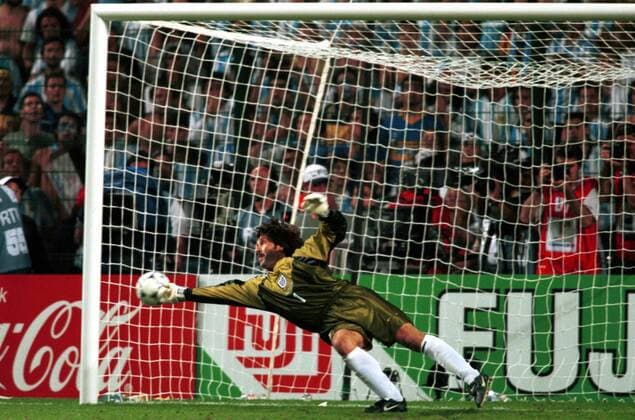 Torhüter David Seaman (ENG) hechtet vergeblich beim Elfmeterschießen nach dem Ball Fußball WM Herren Weltmeisterschaft 1998, Länderspiel, Nationalmannschaft, Nationalteam, Nationaltrikot Einzelbild Stadion Stade Geoffroy Guichard St. Etienne Spannung,