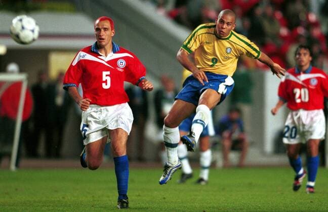 Ronaldo (BRA) hat abgezogen Fußball WM Herren Weltmeisterschaft 1998, Länderspiel, Nationalmannschaft, Nationalteam, Nationaltrikot Gruppe Prinzenpark Paris Dynamik, Anstrengung, Kraft,