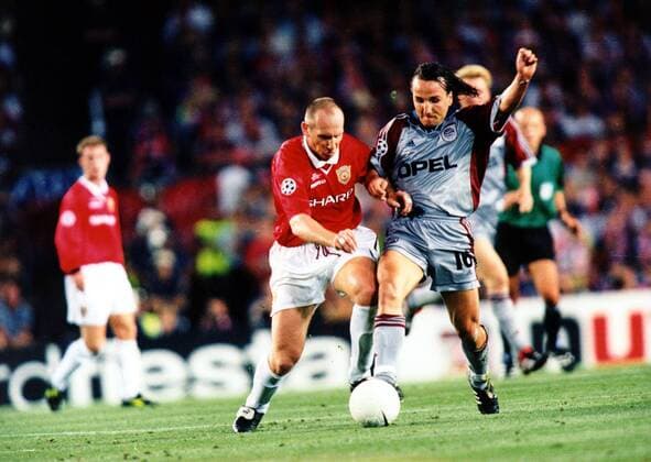 Jaap Stam (li., Manchester United) attackiert von Jens Jeremies (Bayern München) Fußball EC 1 Herren Champions League 1998 1999, Endspiel, Finale, Bayern München - Manchester United, ManU 1:2 Einzelbild Stadion Nou Camp Barcelona Dynamik, Kampf  