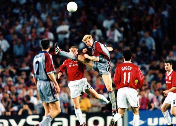 Stefan Effenberg (Bayern) mit gestrecktem Bein im Einsatz gegen Nicky Butt (Manchester United) Fußball EC 1 Herren Champions League 1998 1999, Endspiel, Finale, Bayern München - Manchester United, ManU 1:2 Gruppe Stadion Nou Camp Barcelona Kampf, Dynamik,  
