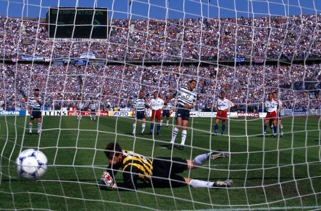 Michael Preetz (Hertha) verwandelt gegen Torwart Hans Jörg Butt (HSV) einen Elfmeter Fußball 1. BL Herren Saison 1998 1999, Hertha BSC Berlin - Hamburger SV, Hamburg, HSV 6:1 Totale Olympiastadion Berlin