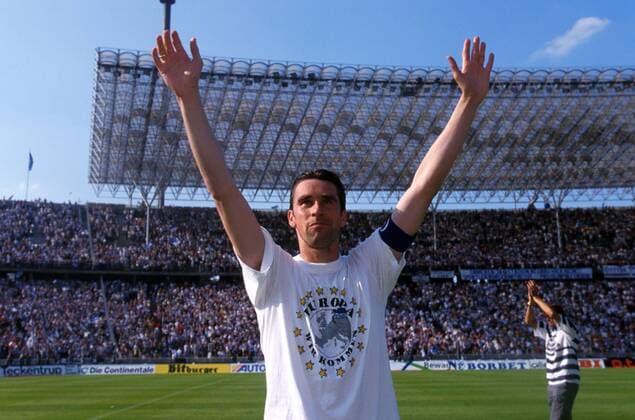 Michael Preetz (Hertha) läßt sich von den Anhängern im Trikot mit der Aufschrift Europa wir kommen feiern Fußball 1. BL Herren Saison 1998 1999, Hertha BSC Berlin Einzelbild Olympiastadion Berlin Freude,