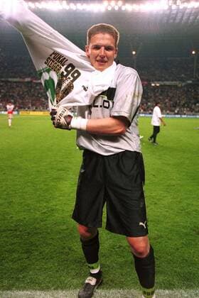 Torwart Frank Rost (Werder) zieht das Pokalsiegertrikot an Fußball Herren DFB-Pokalfinale 1999, Pokal-Finale, Endspiel, SV Werder Bremen Einzelbild Olympiastadion Berlin Glück, Freude,