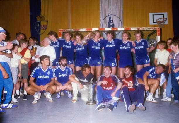Mannschaftsfoto VfL Gummersbach nach dem Pokalsieg, hinten: Eugen Haas (li.), Rüdiger Neitzel (3.v.li.), Erik Veje Rasmussen (4.v.li.), Thomas Krokowski (2.v.re.), vorn: Frank Dammann (3.v.li.) und Torwart Andreas Thiel (3.v.re.) Handball 1. BL Herren DHB-Pokal, Finale, Endspiel, Saison 1984 1985: VfL Gummersbach Totale Harmonie, Freude,