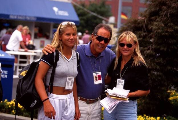 Anna Kournikova (Rußland, li.) mit Coach Nick Bollettieri (Mitte) und Mutter Alla Kournikova (re.) Tennis Damen US Open 1996, WTA-Tour, Grand Slam, Hartplatz, Hardcourt Gruppe Flushing Meadow New York Freude,