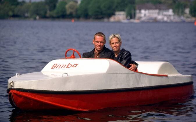 Rainer Schüttler (Deutschland) mit seiner Freundin Anja im Motorboot auf der Hamburger Alster Tennis Herren ATP-Tour 1999, Homestory, Shooting, Fotoshooting, Fototermin, Privat Gruppe Hamburg Harmonie, Glück,