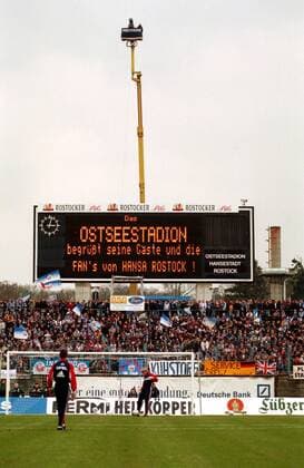 Fußball, Stadiongeschichte FC Hansa Rostock Kamera des Senders Premiere hoch über dem Ostseestadion, während sich die Spieler vom FC Bayern warm spielen Fußball 1. BL Herren Saison 1998 1999, FC Hansa Rostock - FC Bayern München Totale Ostseestadion Rostock Begeisterung, Freude,