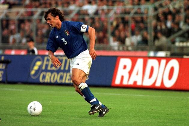 Paolo Maldini (Italien) am Ball Fußball Länderspiel Herren EM-Qualifikation 1999, Europameisterschaftsqualifikation, Nationalteam, Nationalmannschaft Einzelbild Lausanne Dynamik,
