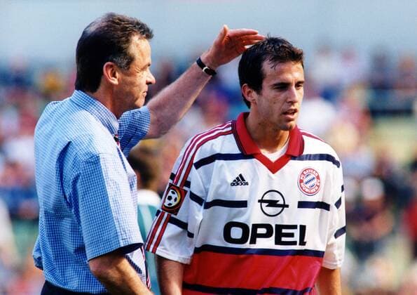 Trainer Ottmar Hitzfeld (li.) streicht Mehmet Scholl (beide Bayern) über den Kopf, der den Gefühlsausbruch mit Gleichmut trägt Fußball 1. BL Herren Saison 1998 1999, FC Bayern München Gruppe BayArena Leverkusen Harmonie, Nachdenklichkeit