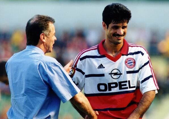 Trainer Ottmar Hitzfeld (li.) bedankt sich bei Ali Daei (beide Bayern) Fußball 1. BL Herren Saison 1998 1999, FC Bayern München Gruppe BayArena Leverkusen Harmonie, Glück, Begeisterung, Freude, Kameradschaft,