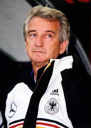 U21-Trainer Hannes Löhr (Deutschland) nachdenklich Fußball Länderspiel Herren EM - Qualifikation U21, U21-Nationalmannschaft 1999, U 21 Nationalteam, Nationaltrikot, Nachwuchs, Porträt Stadion am Zoo Wuppertal Nachdenklichkeit, Skepsis,