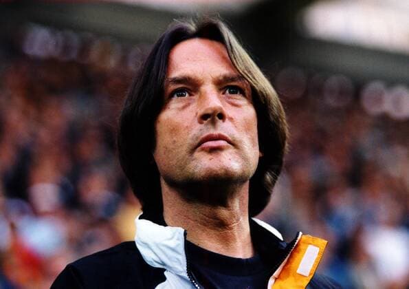 Dr. med. Hans-Wilhelm Müller-Wohlfahrt (Deutschland) - Mannschaftsarzt der deutschen Nationalmannschaft - im Porträt Fußball Länderspiel Herren EM - Qualifikation 1999, Nationalmannschaft, Nationalteam, Porträt BayArena Leverkusen Nachdenklichkeit, Konzentration,