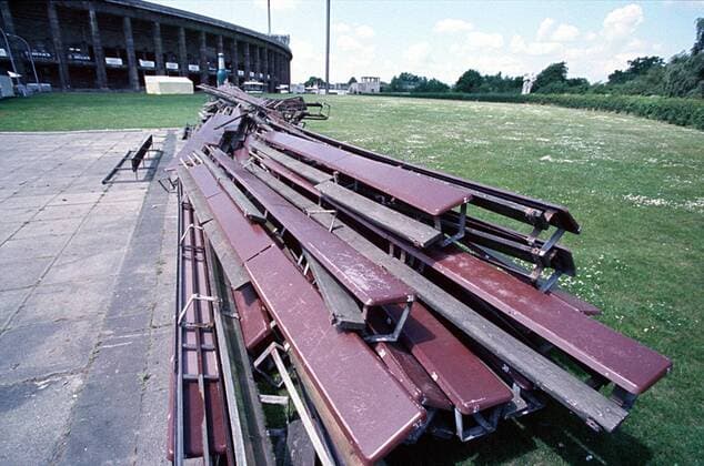 Im Berliner Olympiastadion werden die Sitzbänke entfernt, um die von der UEFA vorgeschriebenen Schalensitze einbauen zu können Fußball EC 1 Herren Saison 1999 2000, Champions League, Hertha BSC Berlin, Stadion, Vorschrift, Reglement, Vorschriften Totale Olympiastadion Berlin
