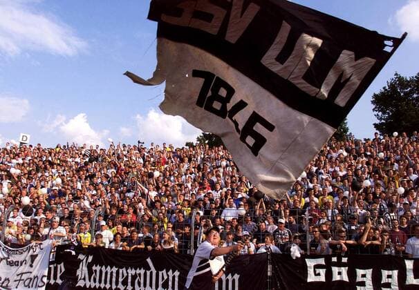 Fußball, Stadiongeschichte SSV Ulm 1846 Ulmer Fanblock feiert den Aufstieg in die 1. Liga Fußball 2. BL Herren Saison 1998 1999, SSV Ulm 1846 Totale Donaustadion Ulm Dynamik, Glück, Freude, Begeisterung,