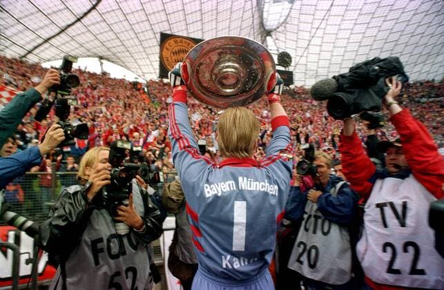 Fußball, FC Bayern München, Deutscher Meister 1999 Torhüter Oliver Kahn (Bayern) mit der Meisterschale im Mittelpunkt des Medieninteresses Fußball 1. BL Herren Saison 1998 1999, FC Bayern München, Deutscher Meister, Meisterschaft Totale Olympiastadion München Freude, Begeisterung,