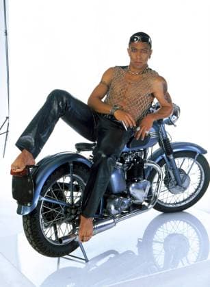 Giovane Elber (Brasilien FC Bayern München) - Paradiesvogel mit Maschine Fußball 1. BL Herren Saison 1998 1999: Shooting, Studioaufnahmen, Fotoshooting, Fototermin, Studiotermin, Studioshooting Einzelbild Anmut,