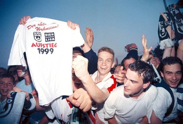 Ulmer Fans feiern den Aufstieg in die 1. Liga Fußball 2. BL Herren Saison 1998 1999, SSV Ulm 1846, Aufstieg, Aufsteiger Gruppe Donaustadion Ulm Glück, Freude, Begeisterung,