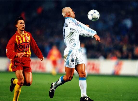 Fabrizio Ravanelli (re., OM) bei der Ballannahme Fußball Herren Saison 1998 1999, 1. Französische Liga, Division, Meisterschaft, Olympique Marseille - RC Lens Gruppe Stade Velodrome Marseille Dynamik,  