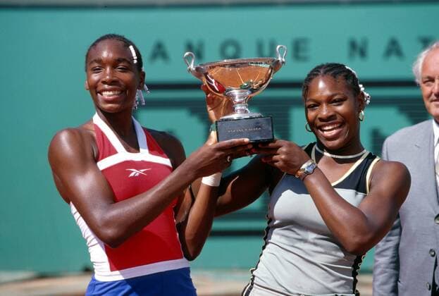Die Schwestern Venus (li.) und Serena Williams (re., USA) präsentieren stolz den Siegerpokal Tennis Damen French Open 1999, Grand Slam, WTA-Tour, Sand, Sandplatz, Sandplatzturnier, Sandplatztennis Gruppe Roland Garros Paris Glück, Harmonie, Begeisterung, Freude, Kameradschaft,