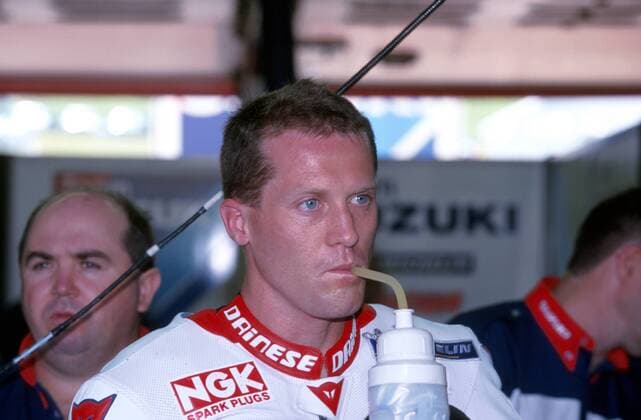 Kenny Roberts Jr. (USA), Team Suzuki, nachdenklich mit Trinkflasche Motorsport WM Herren Motorrad, Motorradrennen, Motorradrennsport, Großer Preis von Italien, WM 1999, Weltmeisterschaft Einzelbild Motorradsport, Grand Prix Mugello Nachdenklichkeit,