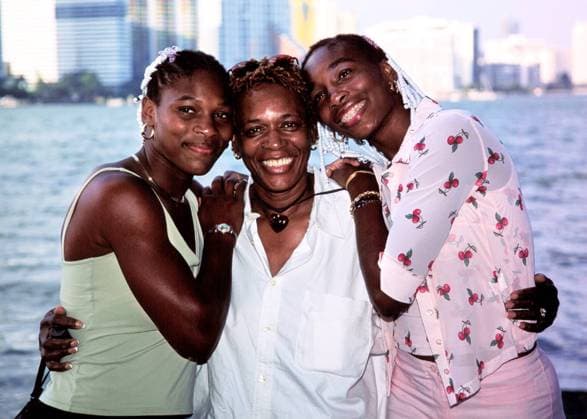 Venus Williams (re., USA) beim Fotoshooting mit ihrer Schwester Serena und Mutter Oracene (Mitte) Tennis Damen Lipton Championships, Key Biscayne 1999, WTA-Tour, Gruppe Key Biscayne Florida Harmonie, Glück Begeisterung, Freude,