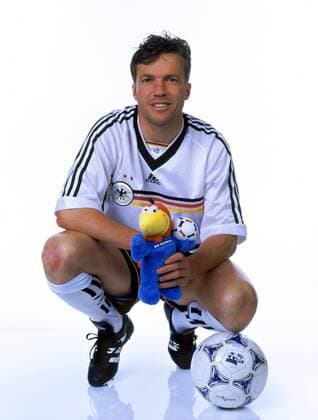 Lothar Matthäus (Deutschland) mit Ball kniend und dem Maskottchen Footix der Fußball-Weltmeisterschaft in Frankreich in der Hand Fußball Länderspiel Herren Nationalmannschaft, Nationalteam 1998, Nationaltrikot: BR Deutschland Einzelbild