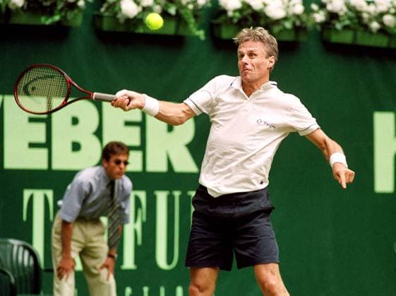 Björn Borg (Schweden) bei der Vorhand Tennis Herren Gerry Weber Open 1999, ATP-Tour, Rasen, Rasenplatz, Rasentennis, Rasenturnier, Showmatch, Schaukampf Einzelbild Gerry Weber Stadion Halle Westfalen Dynamik,