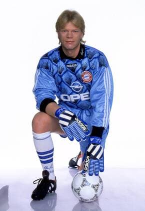 Oliver Kahn (Bayern) mit Ball im Knien Fußball 1. BL Herren Saison 1996 1997: FC Bayern München Einzelbild