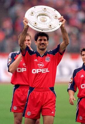Ali Daei (Bayern) mit der Meisterschale Fußball 1. BL Herren Saison 1998 1999, FC Bayern München, Deutsche Meisterschaft, Übergabe, Deutscher Meister, Einzelbild Olympiastadion München Glück, Freude, Begeisterung,